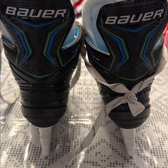 Bauer XLP Tuik Black and White Skates with Blue Accents. Kids size Y11 - Picture 4 of 8